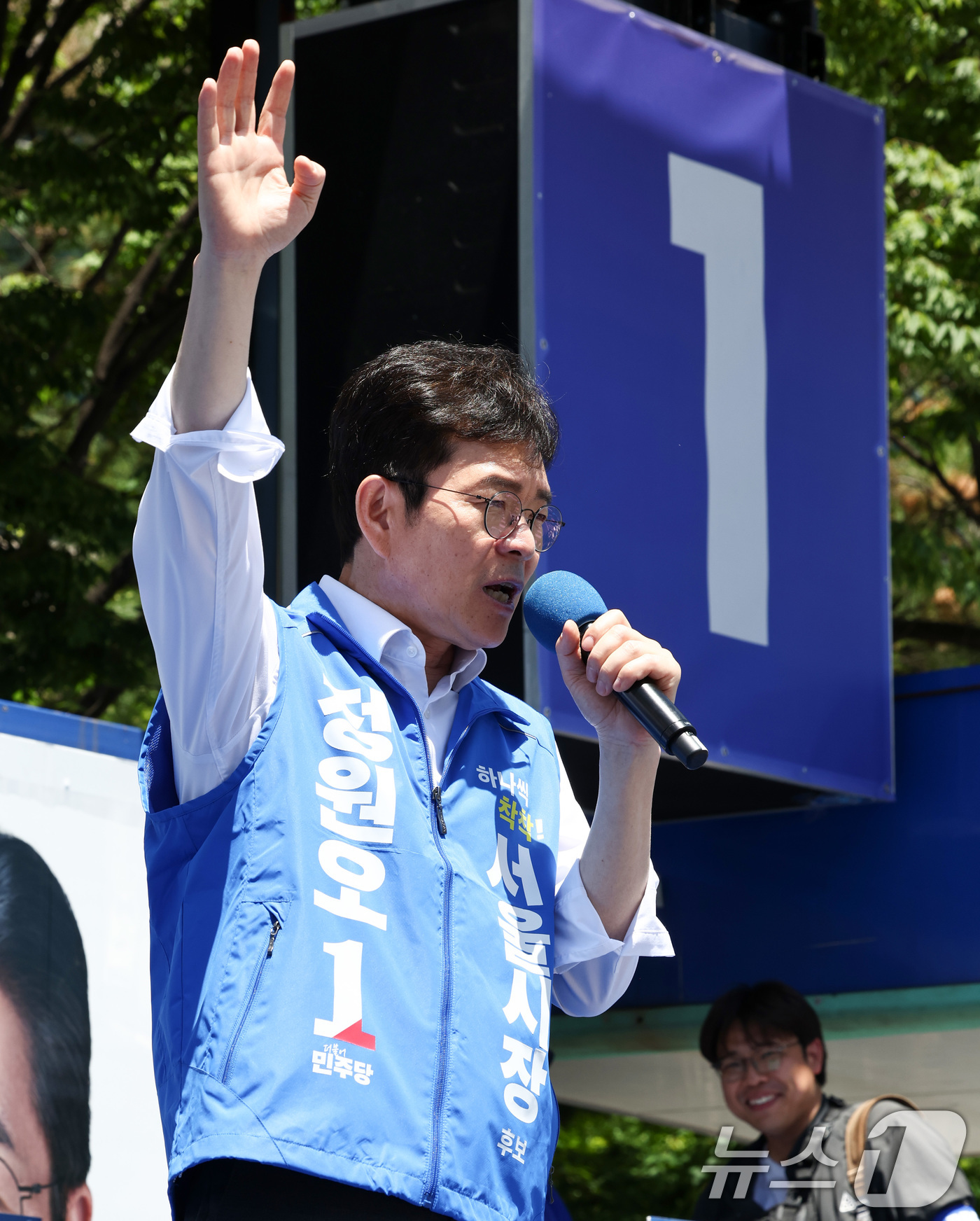 (서울=뉴스1) 최지환 기자 = 정원오 더불어민주당 서울시장 후보가 31일 오후 서울 구로구 고척스카이돔 앞에서 열린 유세 현장에서 지지를 호소하고 있다. 2026.5.31/뉴스1 …