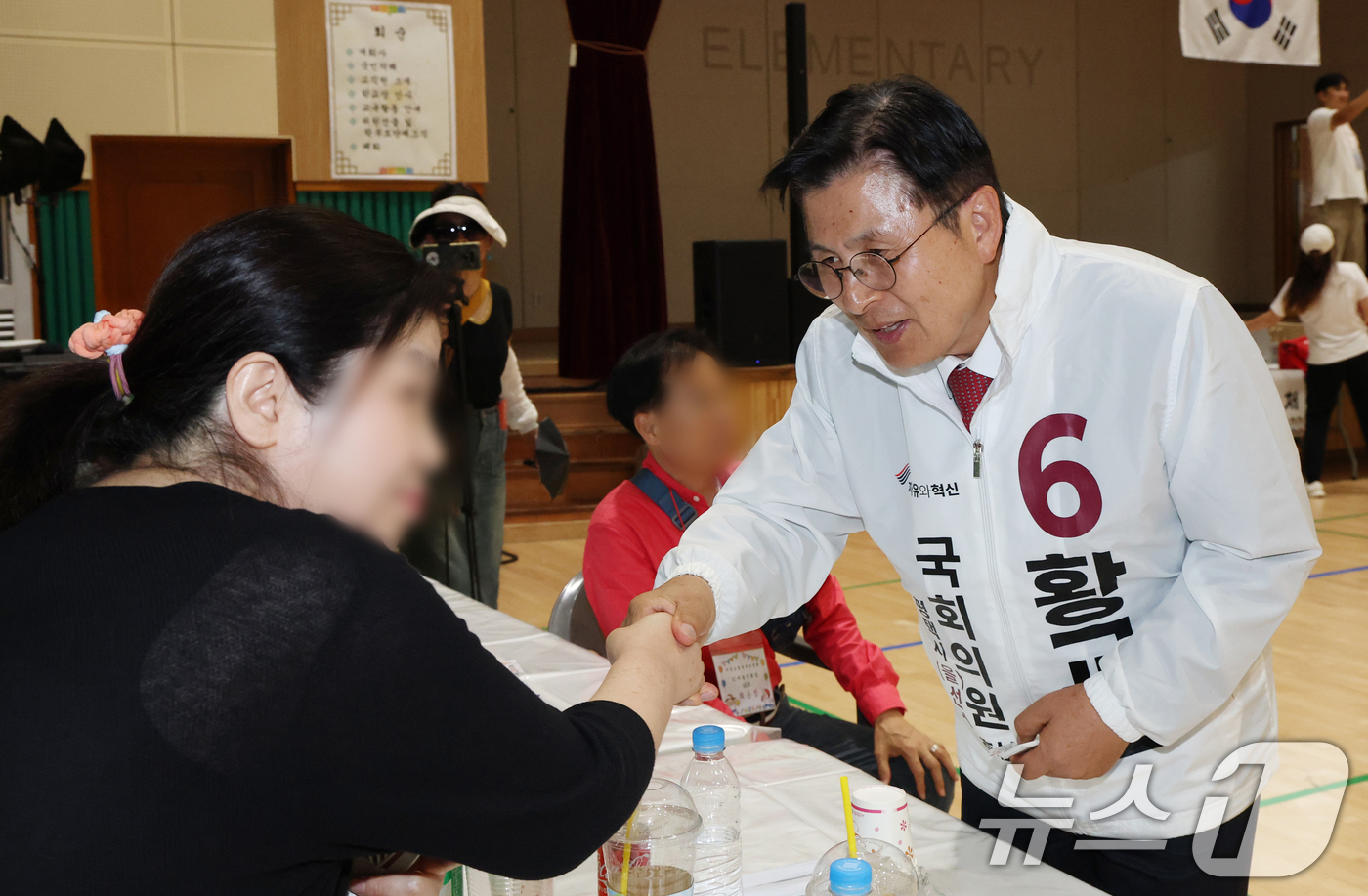(평택=뉴스1) 김영운 기자 = 황교안 자유와혁신 경기 팽택시을 국회의원 후보가 31일 경기 평택시 팽성읍의 한 초등학교에서 열린 총동문 운동회를 찾아 시민들에게 인사를 하고 있다 …