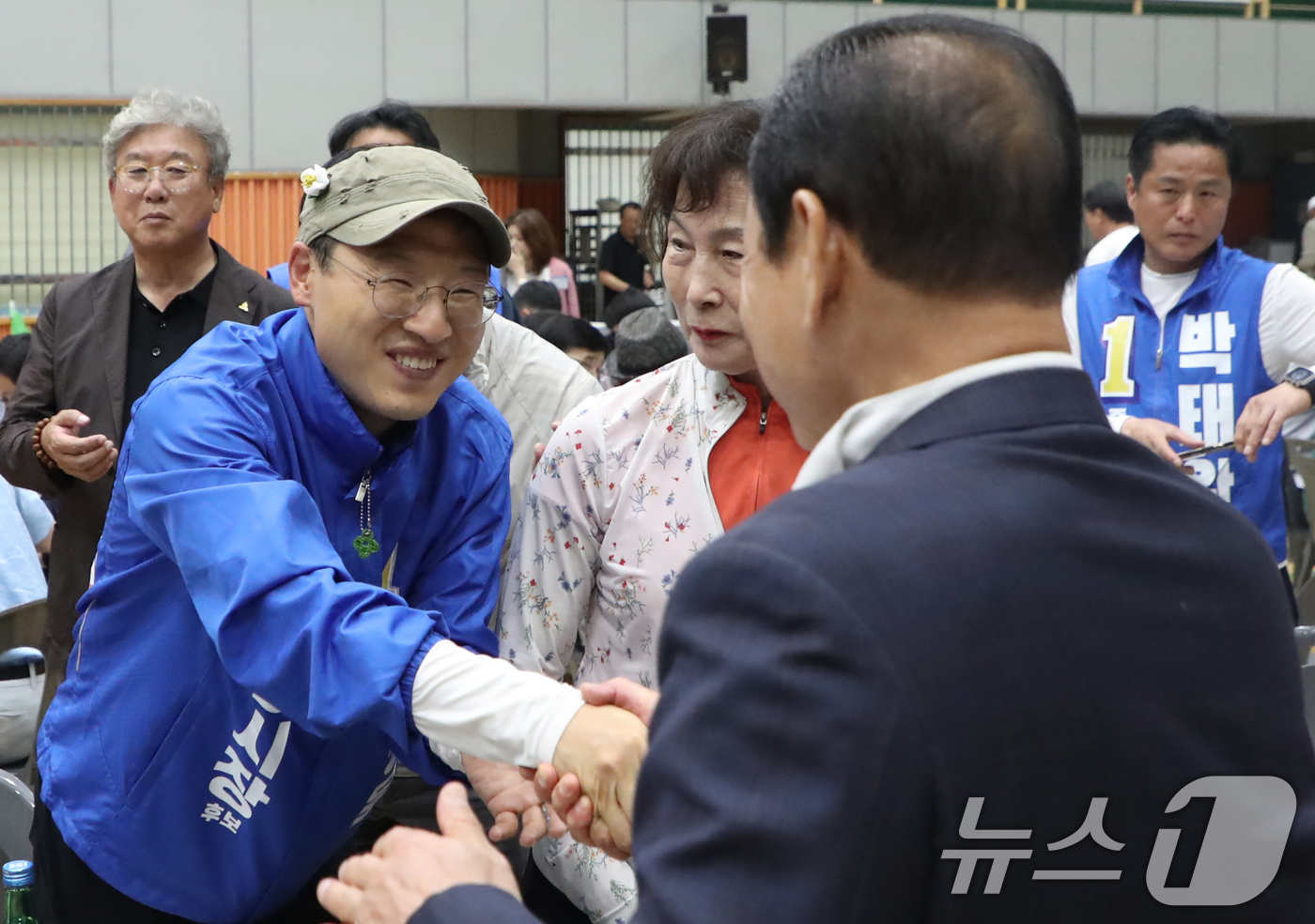 (울산=뉴스1) 조민주 기자 = 김상욱 더불어민주당 울산시장 후보가 31일 울산고등학교 체육관에서 열린 총동창회 가족한마음축전 행사에 참석해 지지를 호소하고 있다.  2026.5. …