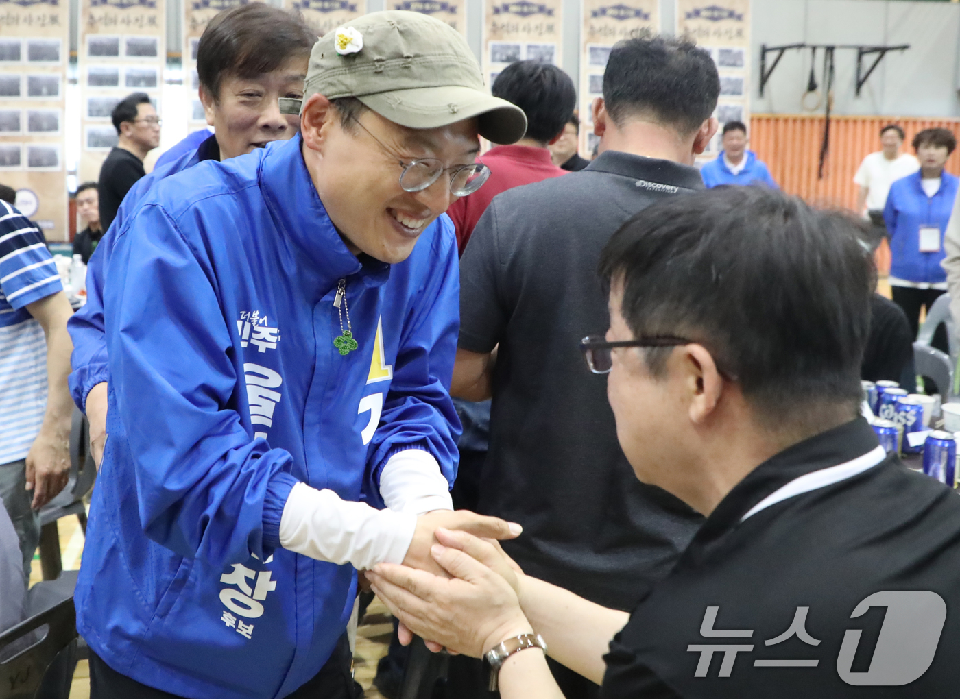 (울산=뉴스1) 조민주 기자 = 김상욱 더불어민주당 울산시장 후보가 31일 울산고등학교 체육관에서 열린 총동창회 가족한마음축전 행사에 참석해 지지를 호소하고 있다.  2026.5. …