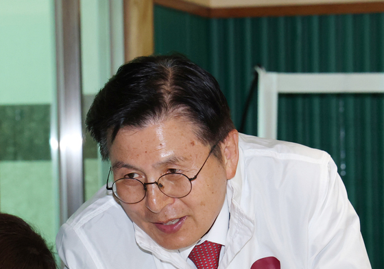 시민들에게 지지 호소하는 황교안