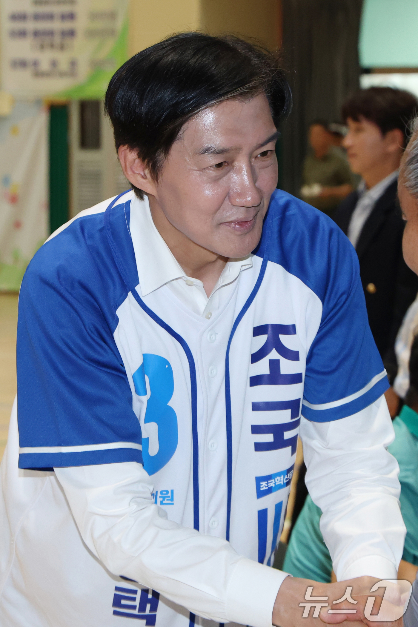 (평택=뉴스1) 김영운 기자 = 조국 조국혁신당 경기 팽택시을 국회의원 후보가 15일 경기 평택시 팽성읍의 한 초등학교에서 열린 동문 체육대회를 찾아 시민들에게 인사를 하고 있다. …