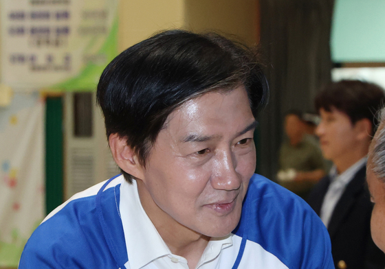 시민들에게 인사하는 조국