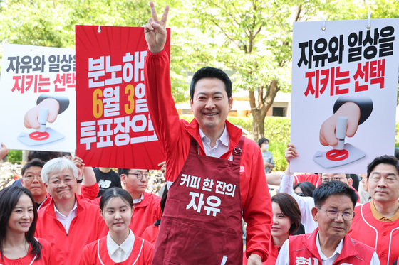 "커피 한 잔의 자유 지키자"…장동혁, 연남동서 투표 독려