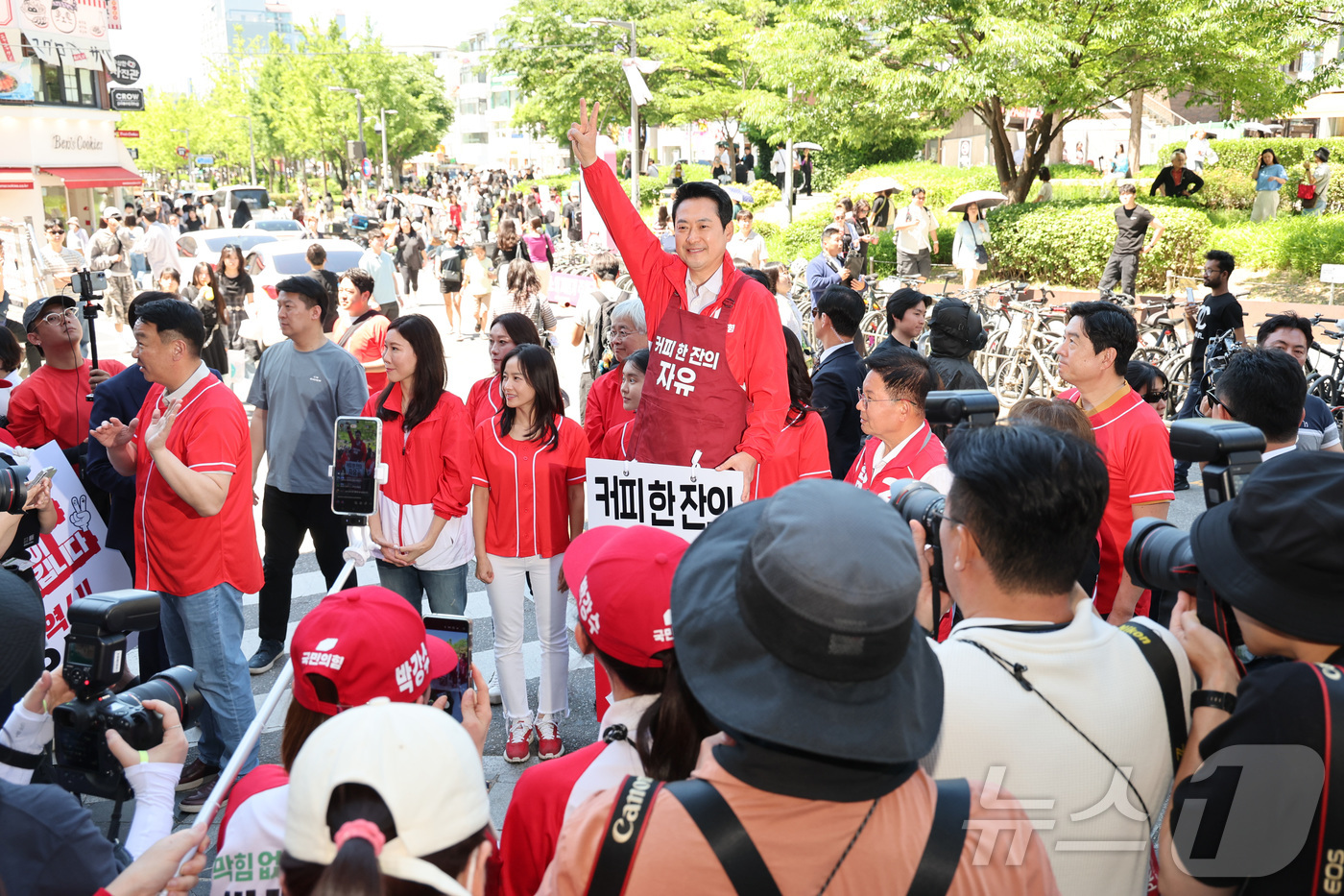 (서울=뉴스1) 신웅수 기자 = 장동혁 국민의힘 대표가 31일 서울 마포구 홍대입구역을 찾아 대국민 투표 참여를 호소하고 있다. 2026.5.31/뉴스1