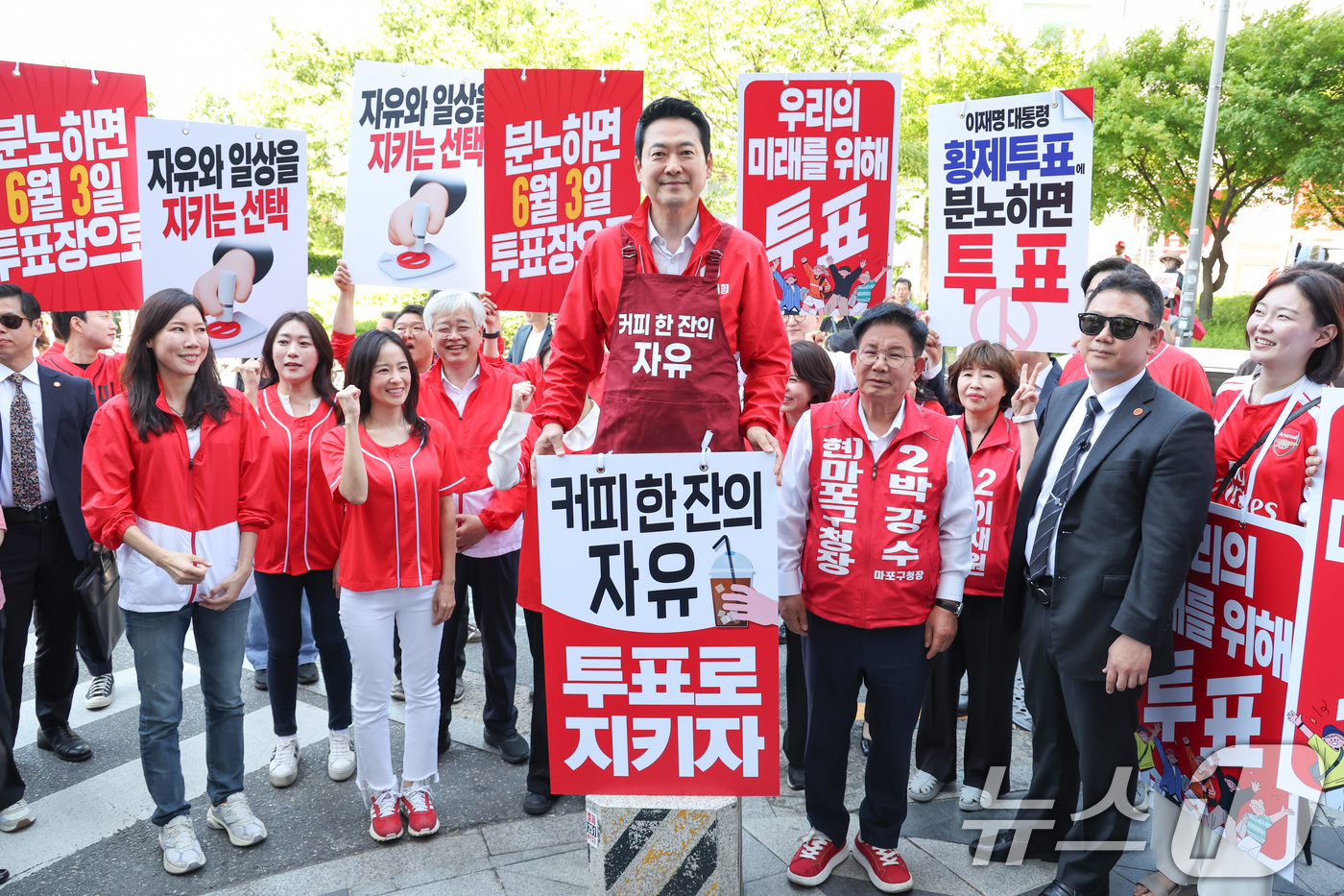 (서울=뉴스1) 신웅수 기자 = 장동혁 국민의힘 대표가 31일 서울 마포구 홍대입구역을 찾아 대국민 투표 참여를 호소하고 있다. 2026.5.31/뉴스1