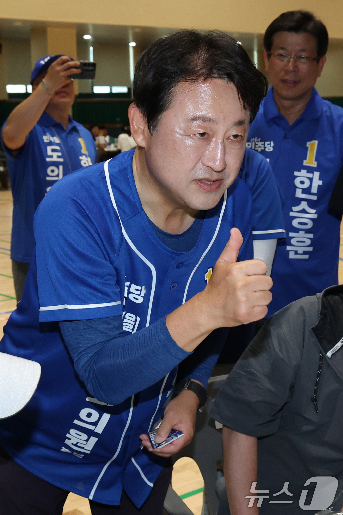 (평택=뉴스1) 김영운 기자 = 김용남 더불어민주당 경기 팽택시을 국회의원 후보가 31일 경기 평택시 팽성읍의 한 초등학교에서 열린 총동문 운동회를 찾아 시민들에게 인사를 하고 있 …