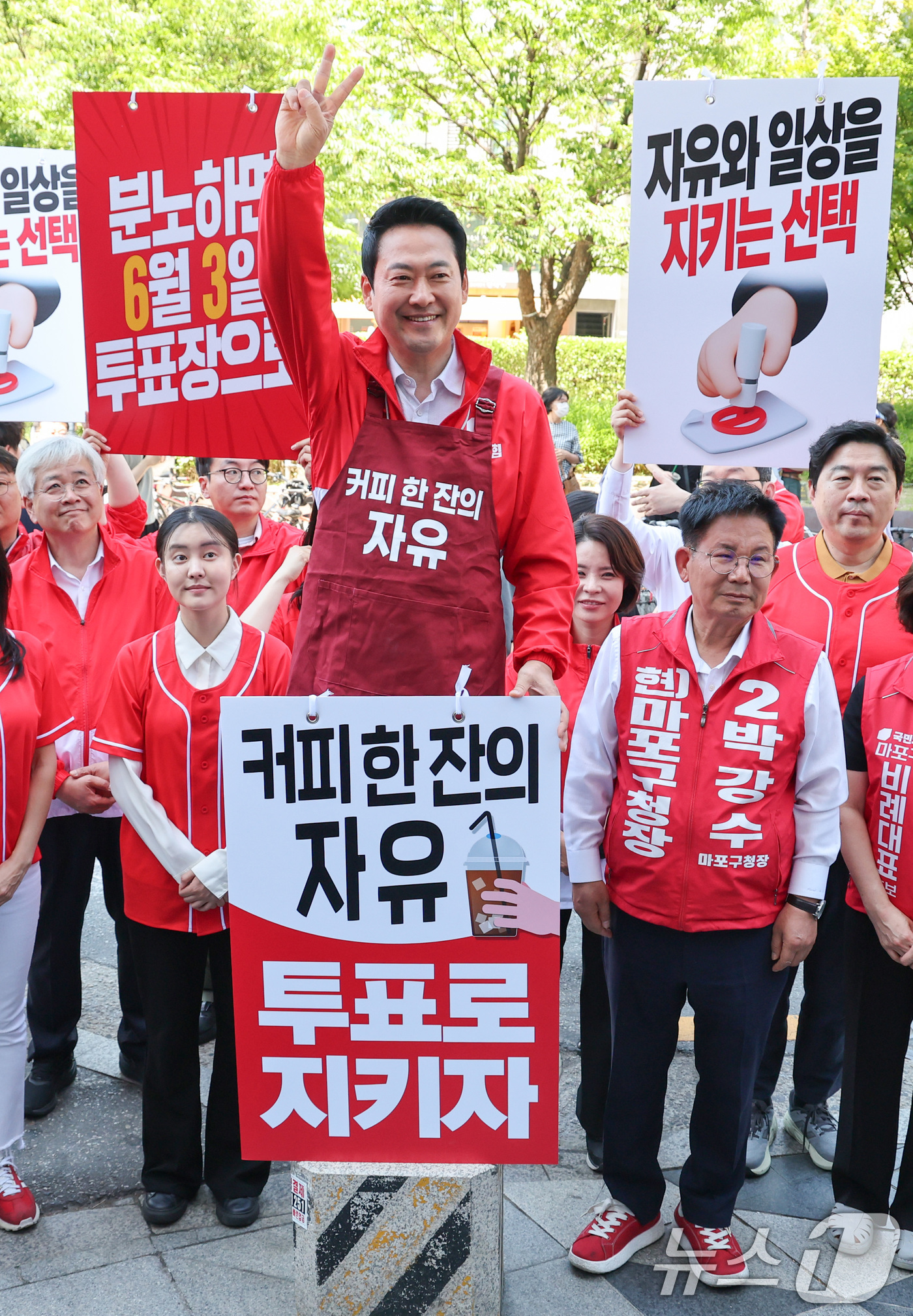 (서울=뉴스1) 신웅수 기자 = 장동혁 국민의힘 대표가 31일 서울 마포구 홍대입구역을 찾아 대국민 투표 참여를 호소하고 있다. 2026.5.31/뉴스1