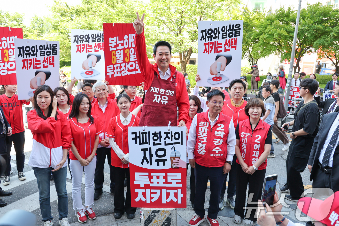 (서울=뉴스1) 신웅수 기자 = 장동혁 국민의힘 대표가 31일 서울 마포구 홍대입구역을 찾아 대국민 투표 참여를 호소하고 있다. 2026.5.31/뉴스1
