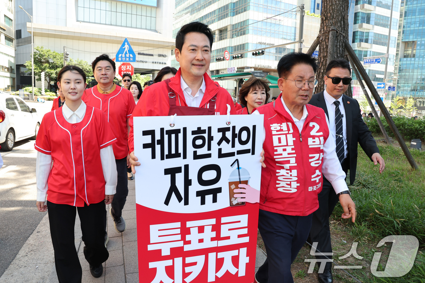(서울=뉴스1) 신웅수 기자 = 장동혁 국민의힘 대표가 31일 서울 마포구 홍대입구역을 찾아 대국민 투표 참여를 호소하고 있다. 2026.5.31/뉴스1
