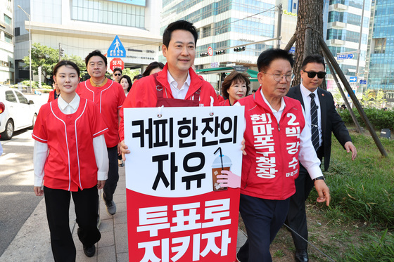 홍대 누비는 장동혁 대표