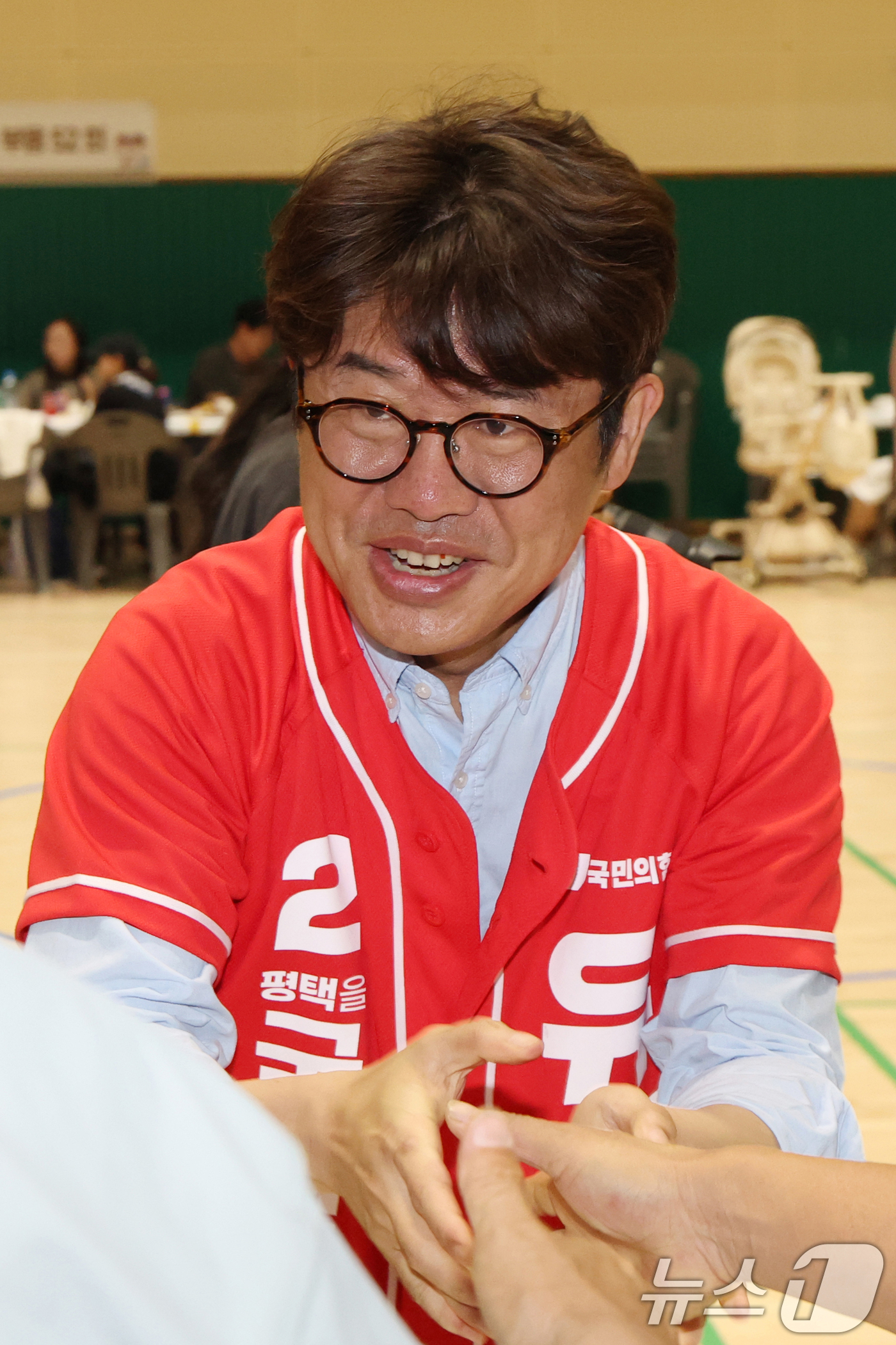 (평택=뉴스1) 김영운 기자 = 유의동 국민의힘 경기 팽택시을 국회의원 후보가 31일 경기 평택시 팽성읍의 한 초등학교에서 열린 총동문 운동회를 찾아 시민들에게 인사를 하고 있다. …