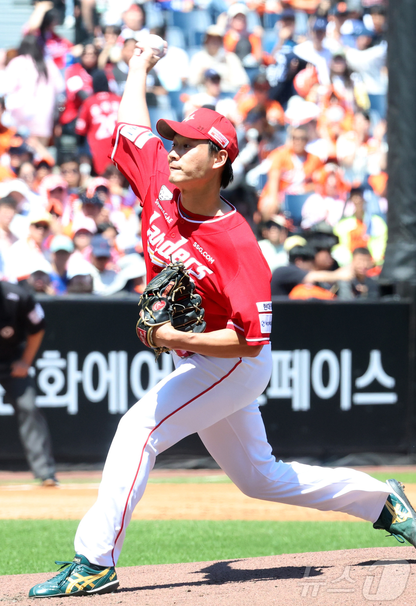 (대전=뉴스1) 김기남 기자 = 31일 대전 한화생명볼파크에서 열린 2026 신한 SOL KBO리그 SSG 랜더스와 한화 이글스의 경기에서 SSG 타케다가 선발 투구하고 있다. 2 …