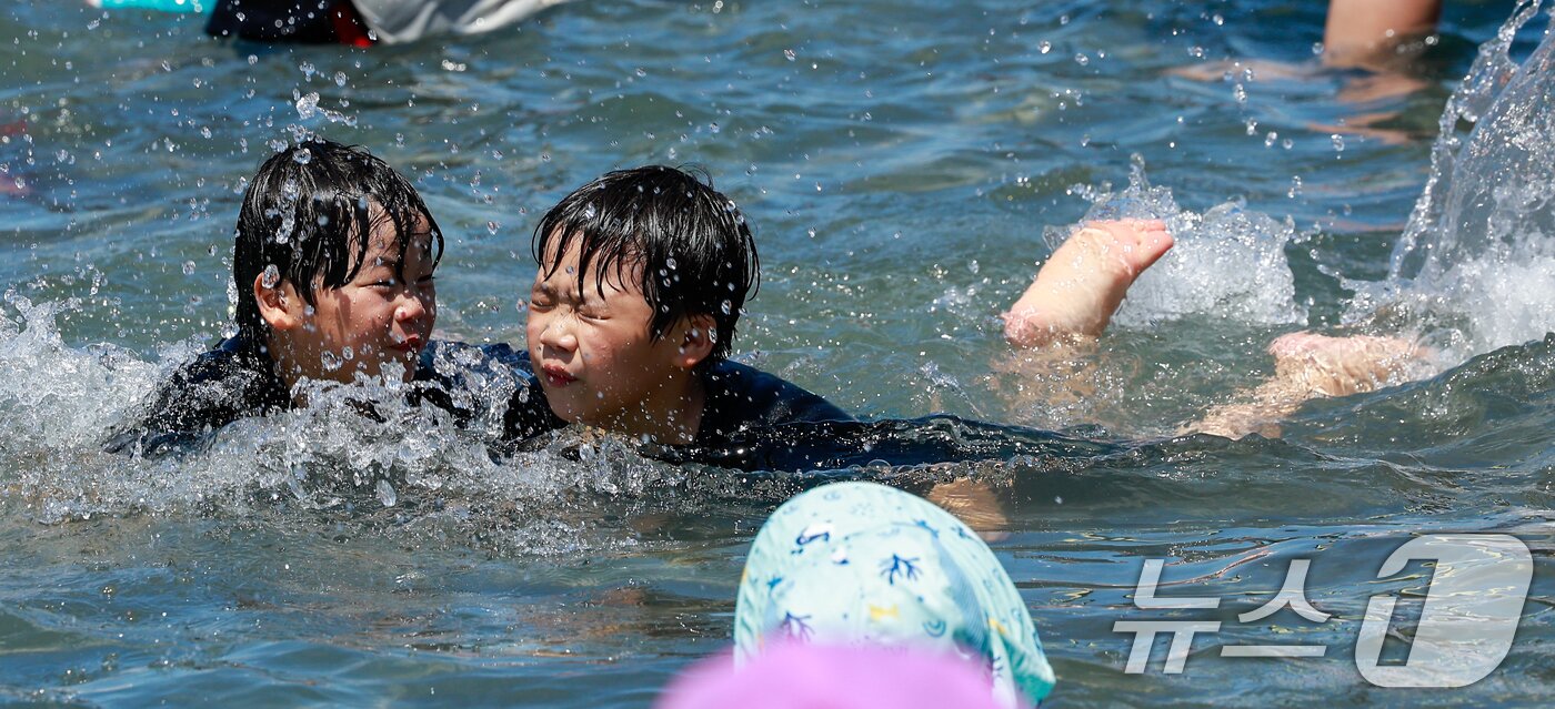 본문 이미지 - 서울 낮 최고기온 30도로 여름 더위가 찾아온 31일 서울 여의도 한강공원 물빛광장을 찾은 어린이들이 물놀이를 하며 즐거운 시간을 보내고 있다. 2026.5.31 ⓒ 뉴스1 안은나 기자