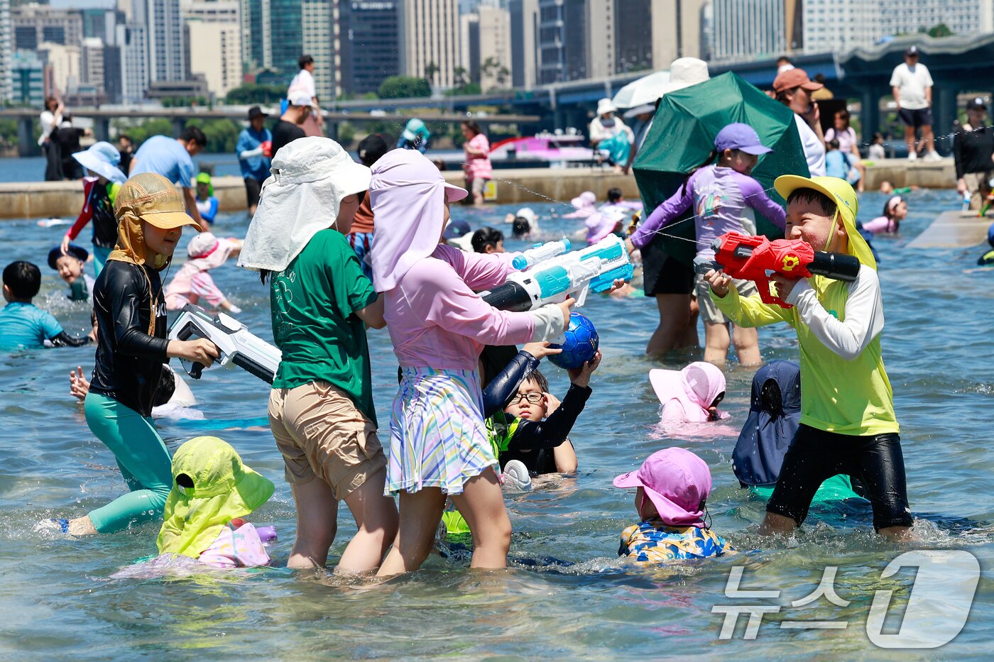 본문 이미지 - 서울 낮 최고기온 30도로 여름 더위가 찾아온 31일 서울 여의도 한강공원 물빛광장을 찾은 어린이들이 물놀이를 하며 즐거운 시간을 보내고 있다. 2026.5.31 ⓒ 뉴스1 안은나 기자