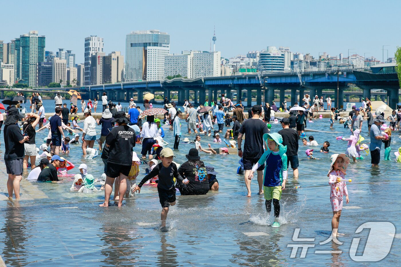 본문 이미지 - 서울 낮 최고기온 30도로 여름 더위가 찾아온 31일 서울 여의도 한강공원 물빛광장을 찾은 어린이와 시민들이 물놀이를 하고 있다. 2026.5.31 ⓒ 뉴스1 안은나 기자