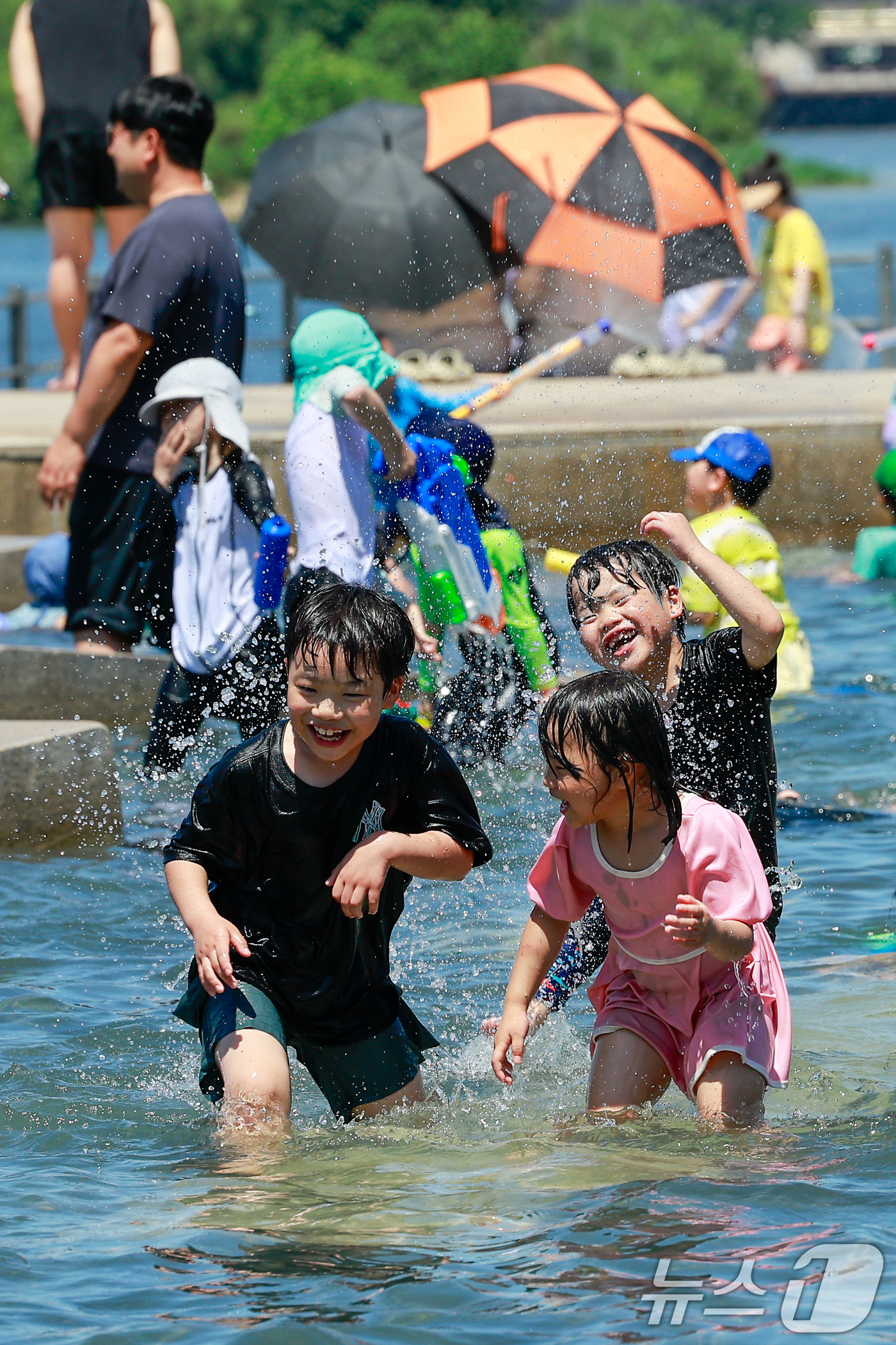 (서울=뉴스1) 안은나 기자 = 서울 낮 최고기온 30도로 여름 더위가 찾아온 31일 서울 여의도 한강공원 물빛광장을 찾은 어린이들이 물놀이를 하며 즐거운 시간을 보내고 있다. 2 …