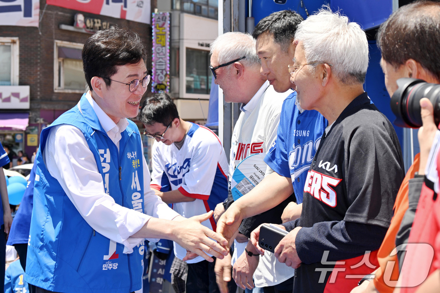 (서울=뉴스1) 최지환 기자 = 정원오 더불어민주당 서울시장 후보가 31일 오후 서울 구로구 고척스카이돔 앞에서 열린 유세 현장에서 정 후보를 지지하는 프로야구 출신 선수들과 인사 …