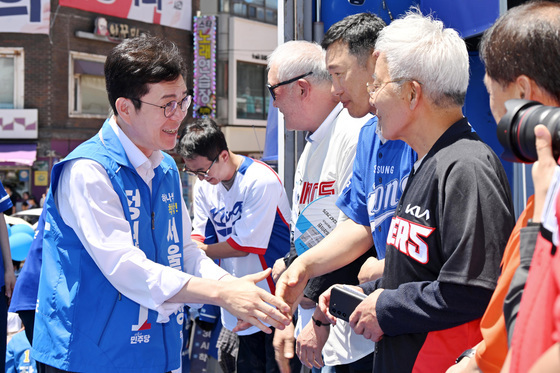 프로야구 레전드들과 악수하는 정원오 후보