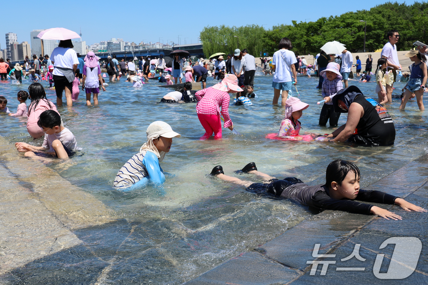 (서울=뉴스1) 안은나 기자 = 서울 낮 최고기온 30도로 여름 더위가 찾아온 31일 서울 여의도 한강공원 물빛광장을 찾은 어린이들이 물놀이를 하고 있다. 2026.5.31/뉴스1 …