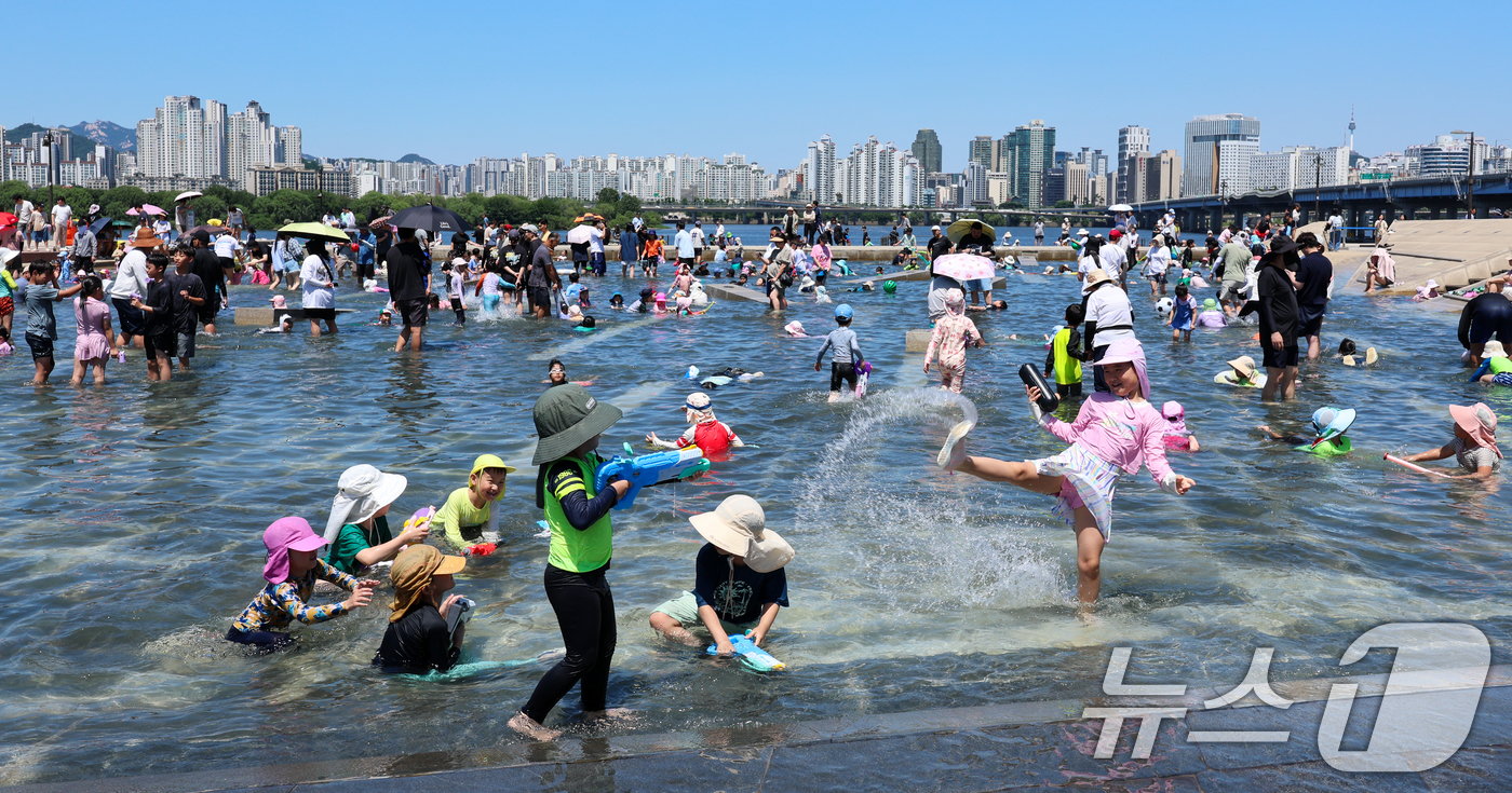 (서울=뉴스1) 안은나 기자 = 서울 낮 최고기온 30도로 여름 더위가 찾아온 31일 서울 여의도 한강공원 물빛광장을 찾은 어린이들이 물놀이를 하며 즐거운 시간을 보내고 있다. 2 …