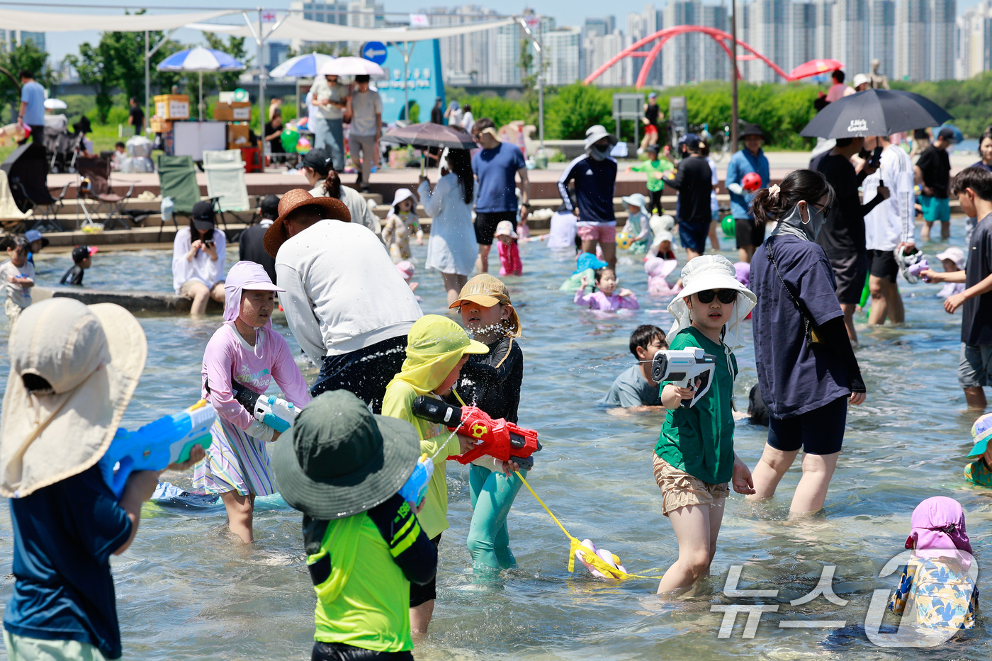 (서울=뉴스1) 안은나 기자 = 서울 낮 최고기온 30도로 여름 더위가 찾아온 31일 서울 여의도 한강공원 물빛광장을 찾은 어린이들이 물놀이를 하며 즐거운 시간을 보내고 있다. 2 …