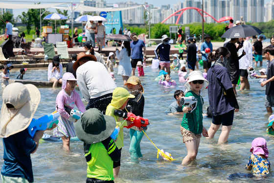 물놀이 인파로 가득찬 물빛광장
