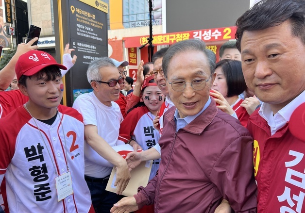 해운대 찾은 이명박 전 대통령 "부산 발전 위해 박형준 선택해 달라"