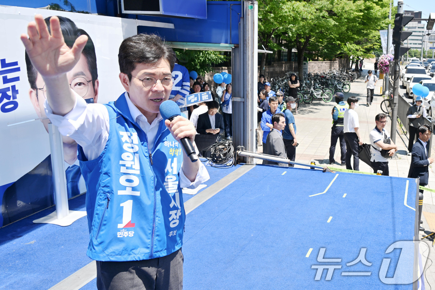 (서울=뉴스1) 최지환 기자 = 정원오 더불어민주당 서울시장 후보가 31일 오후 서울 구로구 고척스카이돔 앞에서 열린 유세 현장에서 지지를 호소하고 있다. (공동취재) 2026.5 …