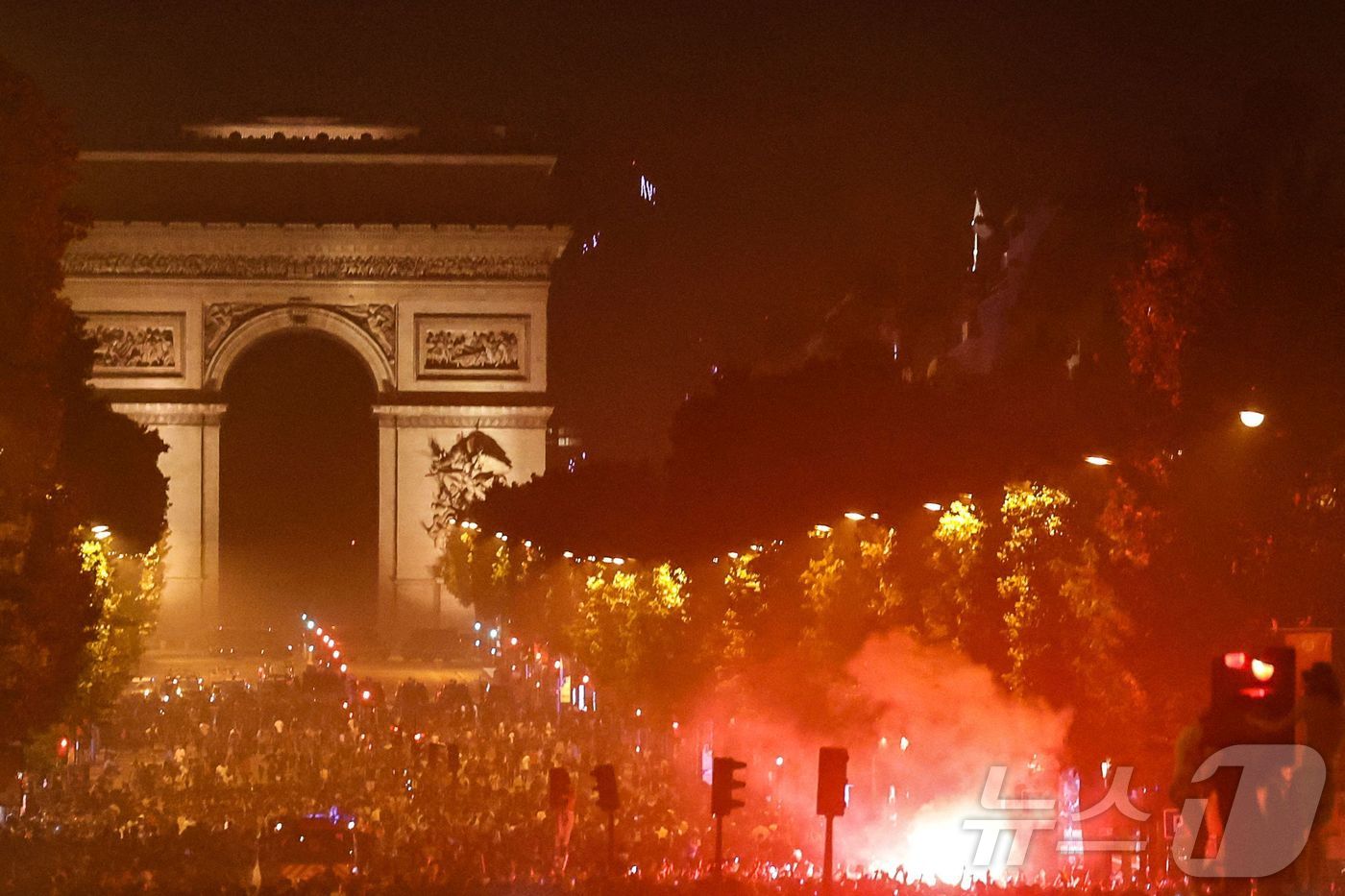 (AFP=뉴스1) 진성훈 기자 = 30일(현지시간) 밤 프랑스 프로축구팀 파리 생제르맹(PSG)이 유럽축구연맹(UEFA) 챔피언스리그 결승전에서 승리해 우승을 확정한 직후 흥분한 …