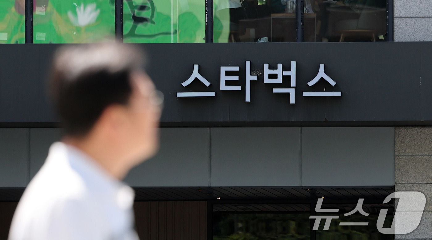 (서울=뉴스1) 박지혜 기자 = 31일 서울 시내 한 스타벅스 매장 앞으로 시민들이 지나가고 있다.스타벅스코리아 최대 주주인 이마트는 '5·18 탱크데이' 논란에 따른 고객 환불 …
