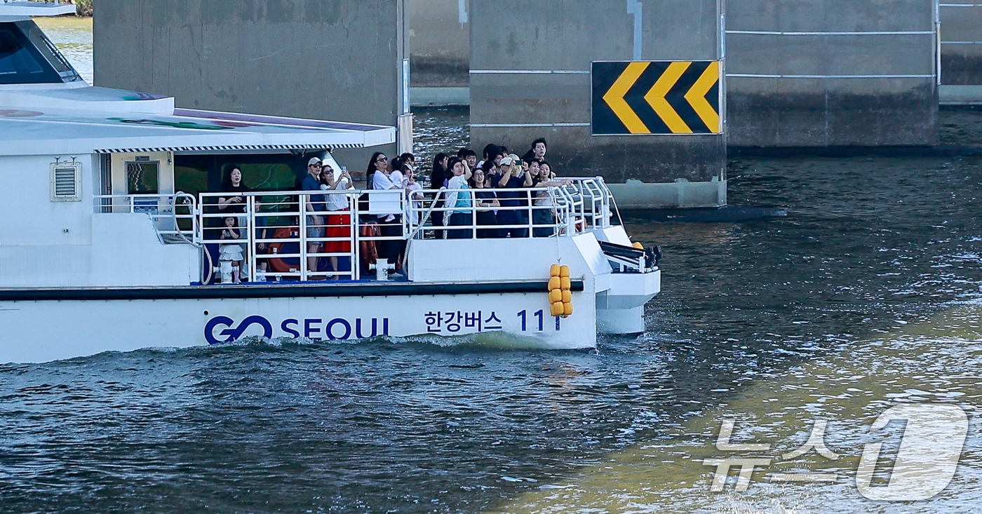 (서울=뉴스1) 안은나 기자 = 서울 낮 최고기온 30도로 여름 더위가 찾아온 31일 한강버스를 탄 시민들이 서강대교 아래를 지나고 있다. 2026.5.31/뉴스1