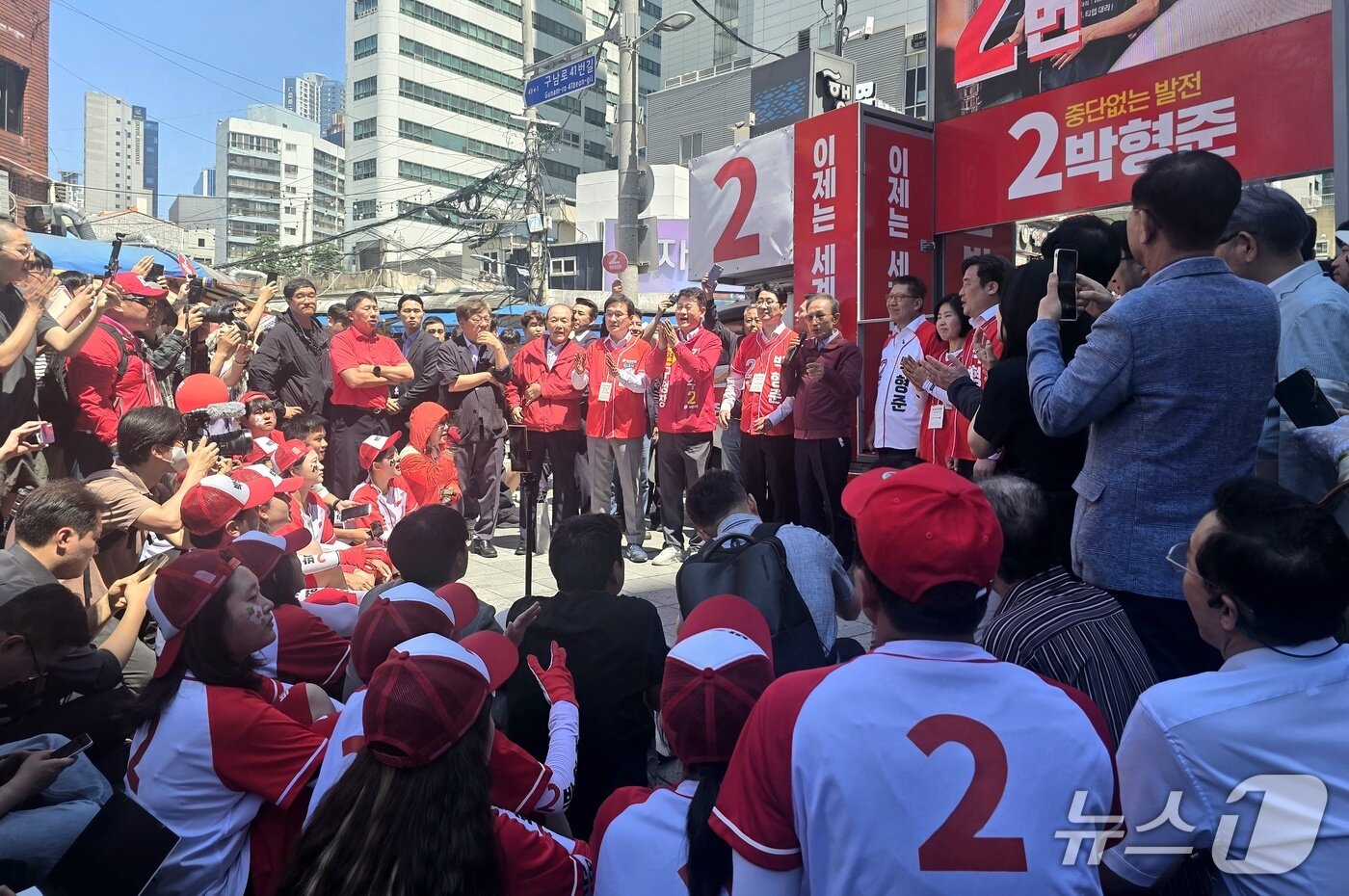 본문 이미지 - 이명박 전 대통령이 31일 부산 해운대를 찾아 박형준 후보 지지를 호소하고 있다.2026.5.31 ⓒ 뉴스1 이주현 기자