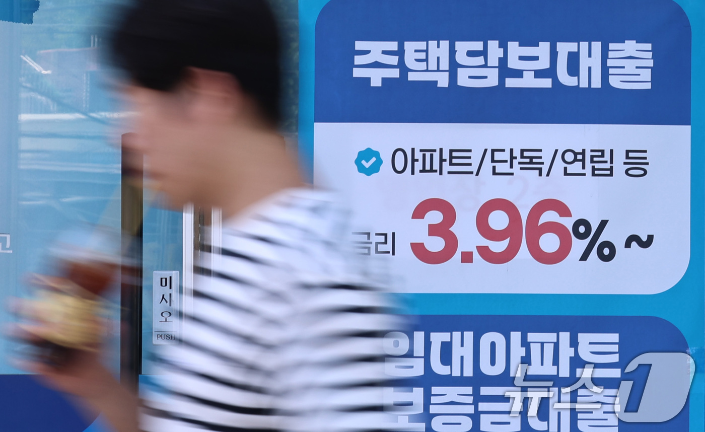 (서울=뉴스1) 구윤성 기자 = 31일 서울 시내의 한 은행에 주택담보대출 상품 안내문이 게시돼 있다.이날 금융권에 따르면 주요 시중은행의 5월 신용대출 증가액이 주택담보대출 증가 …