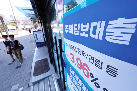 '팔천피'에 빚투…5월 신용대출, 주담대보다 100배 넘게 증가