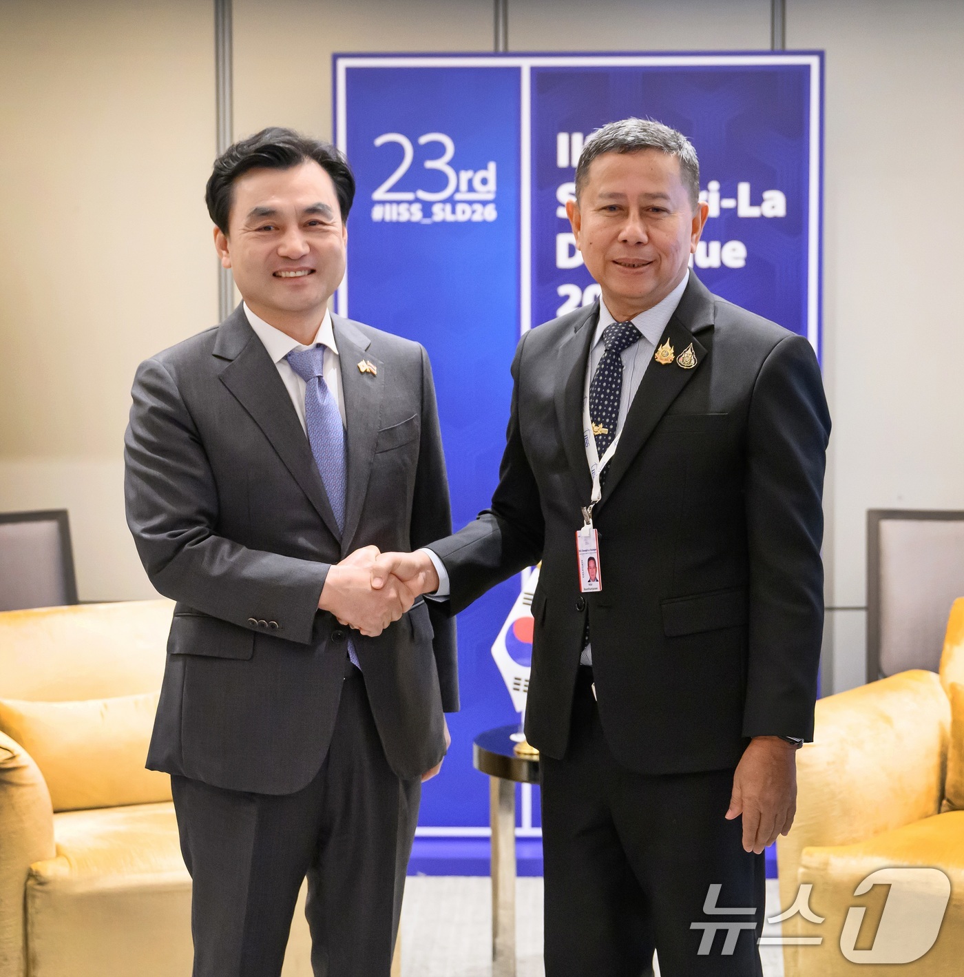 (서울=뉴스1) = 안규백 국방부장관이 31일(현지시간) 싱가포르에서 열린 제23차 아시아안보회의를 계기로 아둘 분탐차로엔 (Adul Bunthamcharoen) 태국 국방장관과 …