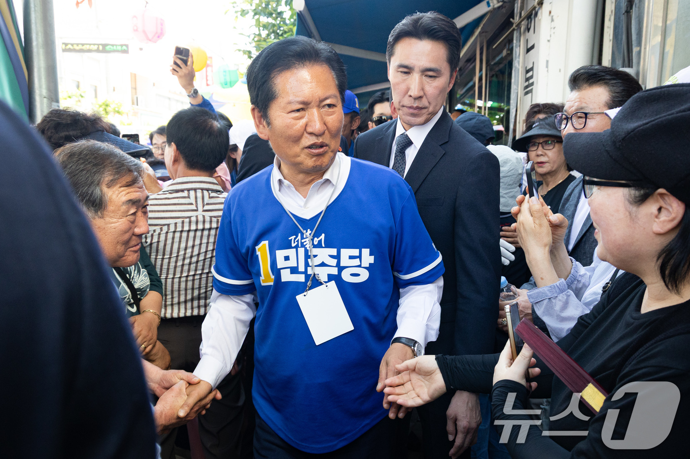 (영동=뉴스1) 유승관 기자 = 정청래 더불어민주당 대표가 31일 충북 영동군 영동전통시장 앞에서 이수동 영동군수 후보 지원유세를 마친 후 시민들과 인사하며 지지를 호소하고 있다. …