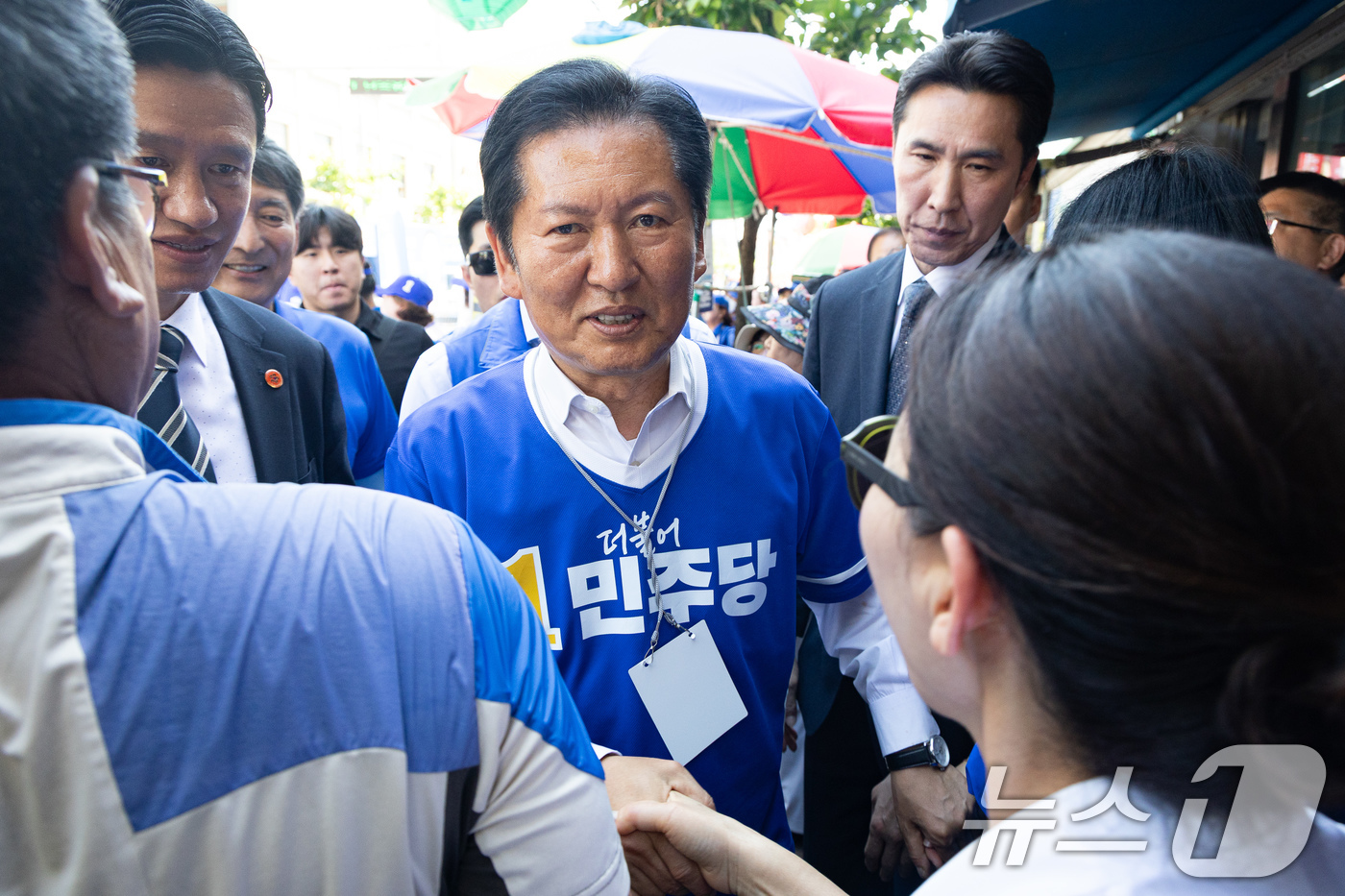(영동=뉴스1) 유승관 기자 = 정청래 더불어민주당 대표가 31일 충북 영동군 영동전통시장 앞에서 이수동 영동군수 후보 지원유세를 마친 후 시민들과 인사하며 지지를 호소하고 있다. …