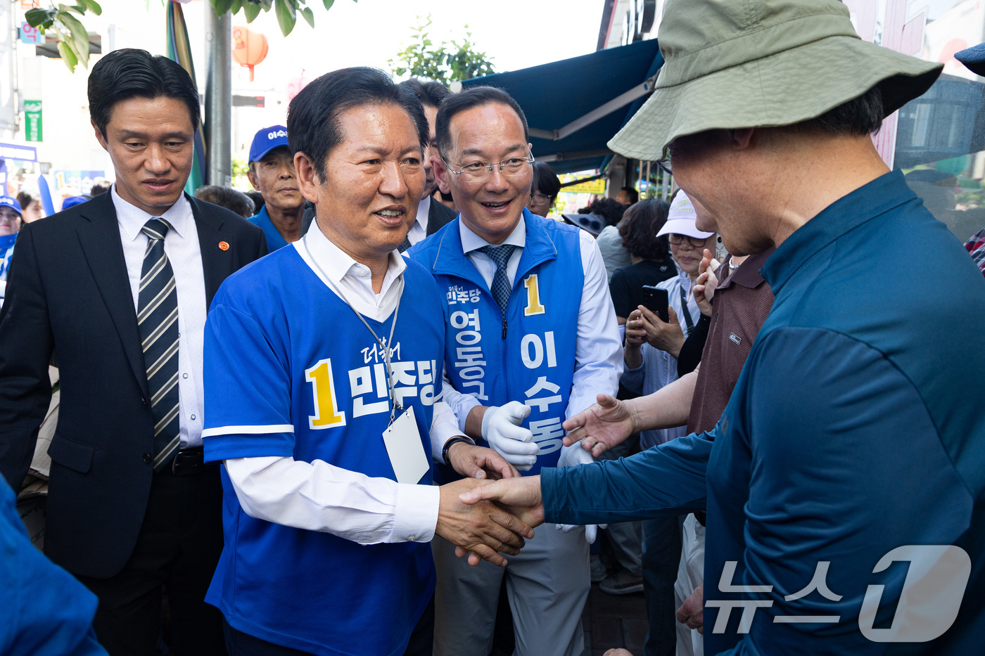 (영동=뉴스1) 유승관 기자 = 정청래 더불어민주당 대표가 31일 충북 영동군 영동전통시장 앞에서 이수동 영동군수 후보 지원유세를 마친 후 시민들과 인사하며 지지를 호소하고 있다. …