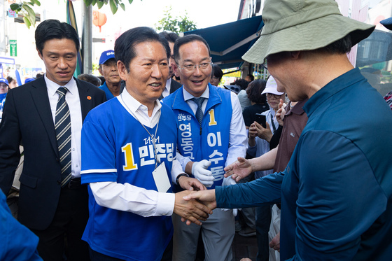 지지 호소하는 정청래 대표와 이수동 영동군수 후보