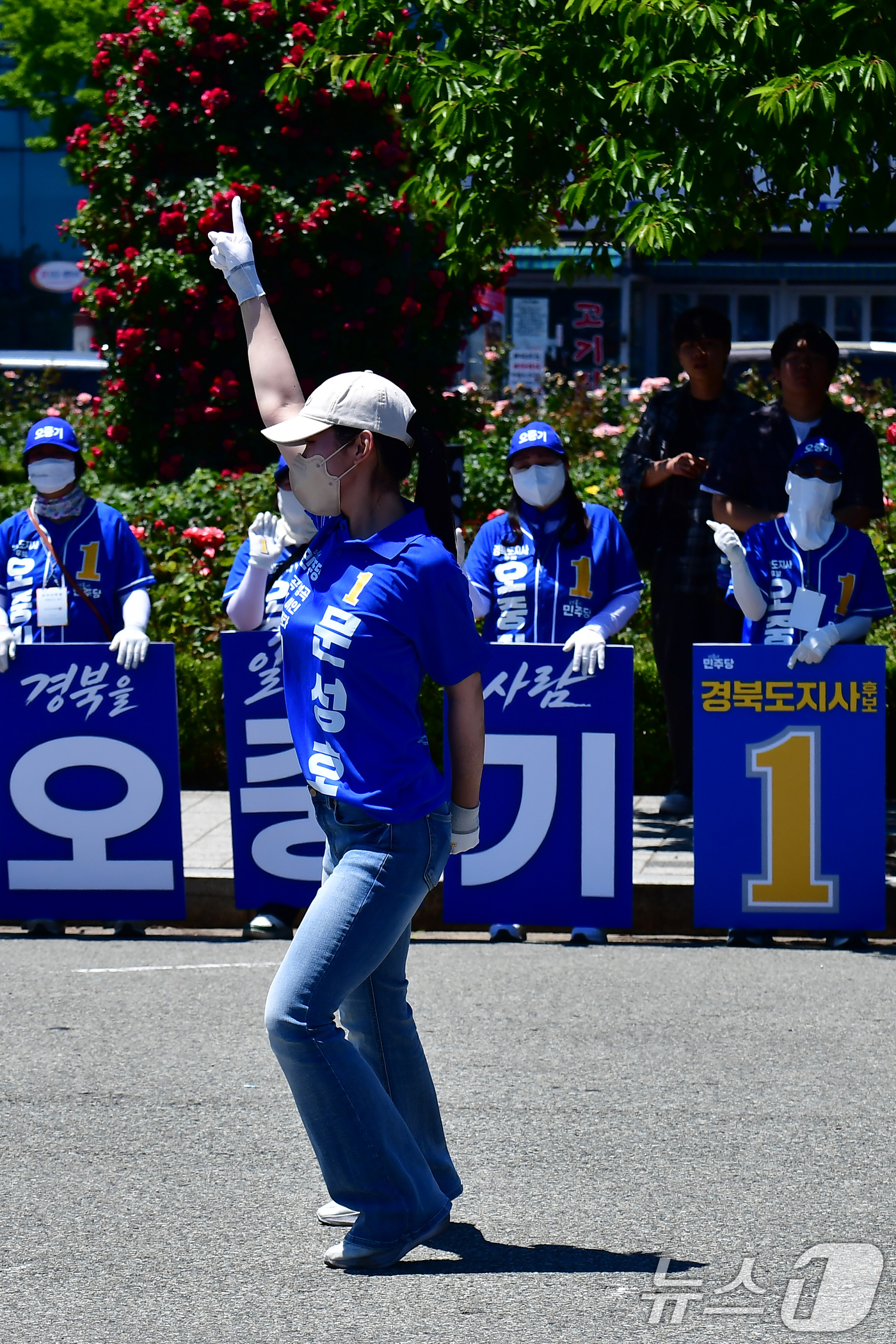 (포항=뉴스1) 최창호 기자 = 6·3전국동시지방선거를 사흘 앞둔 31일 오후 포항시 북구 영일대해수욕장 해상누각 공원에서 열린 더불어민주당 경북도당 합동유세에서 선거운동원이 율동 …