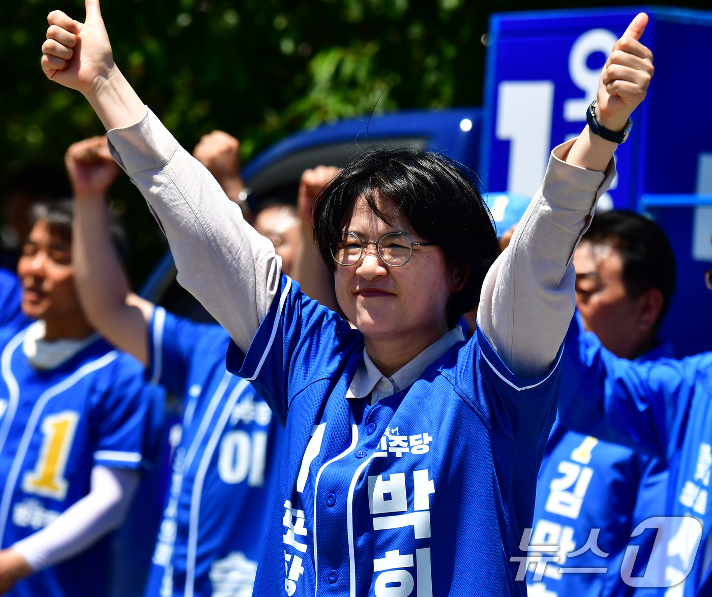 (포항=뉴스1) 최창호 기자 = 박희정 더불어민주당 경북 포항시장 후보가 31일 오후 포항시 북구 영일대해수욕장 해상누각 광장에서 열린 합동유세에서 지지를 호소하고 있다. 2026 …