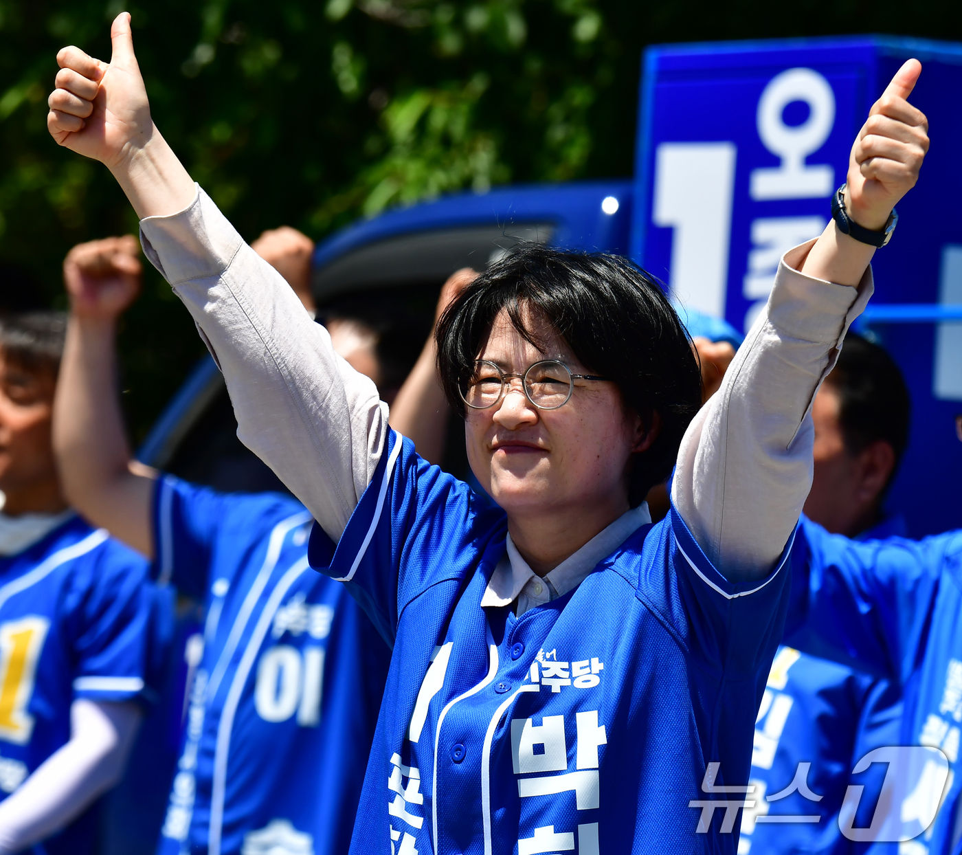 (포항=뉴스1) 최창호 기자 = 박희정 더불어민주당 경북 포항시장 후보가 31일 오후 포항시 북구 영일대해수욕장 해상누각 광장에서 열린 합동유세에서 지지를 호소하고 있다. 2026 …