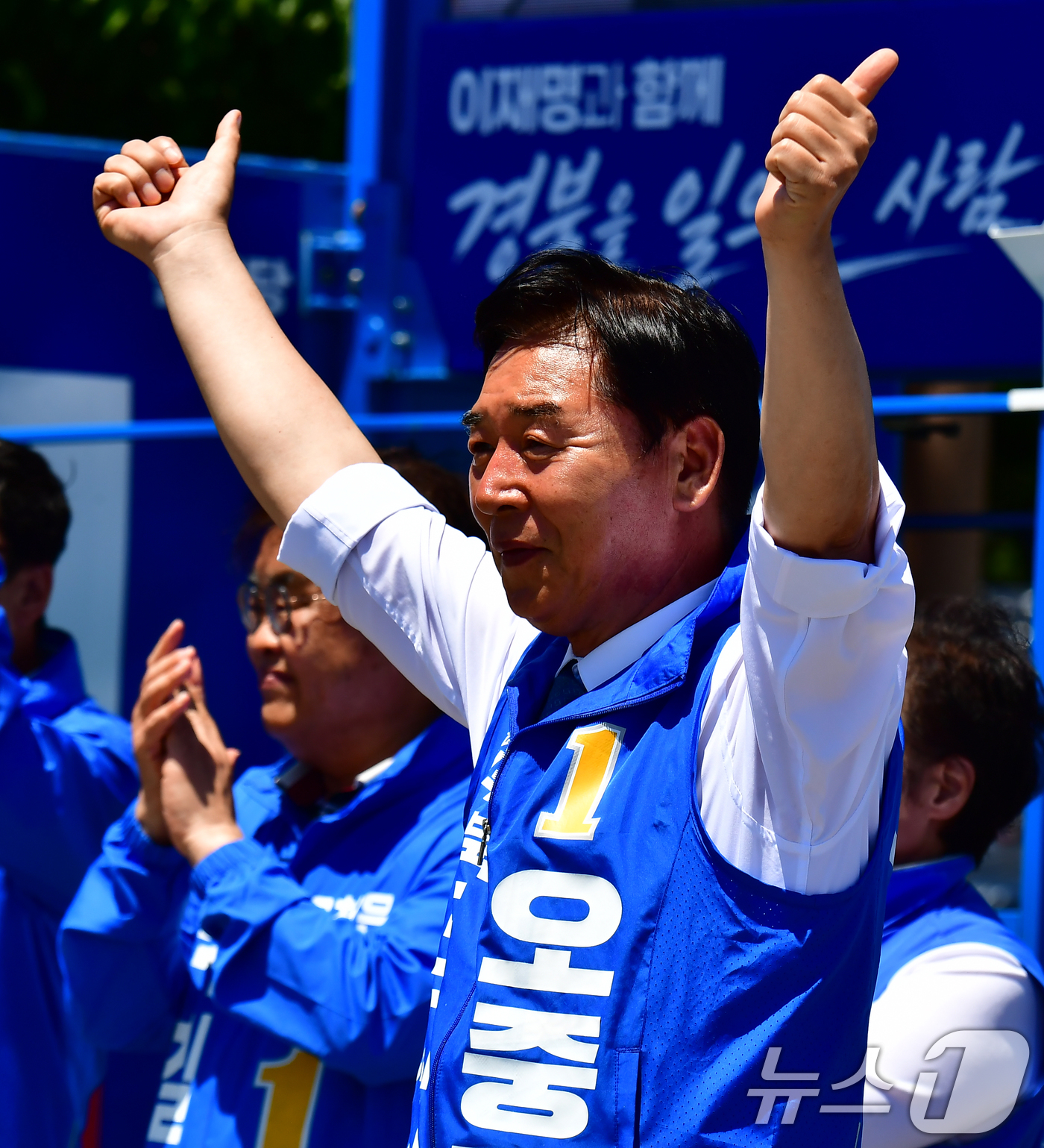 (포항=뉴스1) 최창호 기자 = 오중기 더불어민주당 경북지사 후보가  31일 오후 포항시 북구 영일대해수욕장 해상누각 광장에서 열린 합동유세에서 지지를 호소하고 있다. 2026.5 …