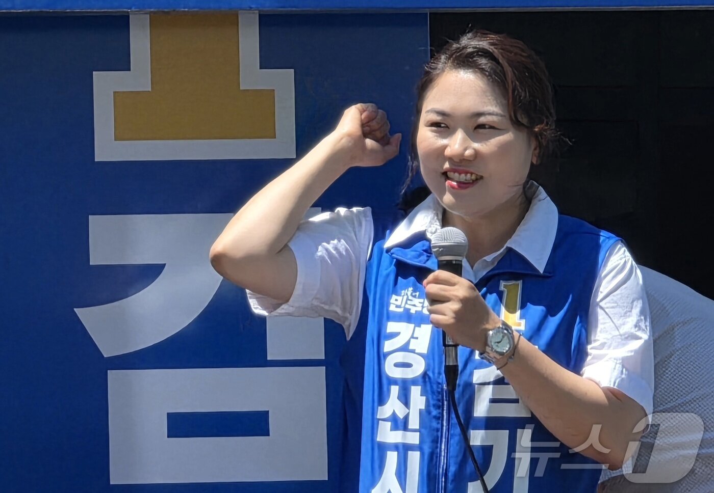본문 이미지 - 김기현 민주당 경북 경산시장 후보가 선거전 마지막 휴일인 31일 경산시장을 찾아 차량유세를 하며 막판 지지를 호소하고 있다. 2026.5.31 ⓒ 뉴스1 정우용 기자