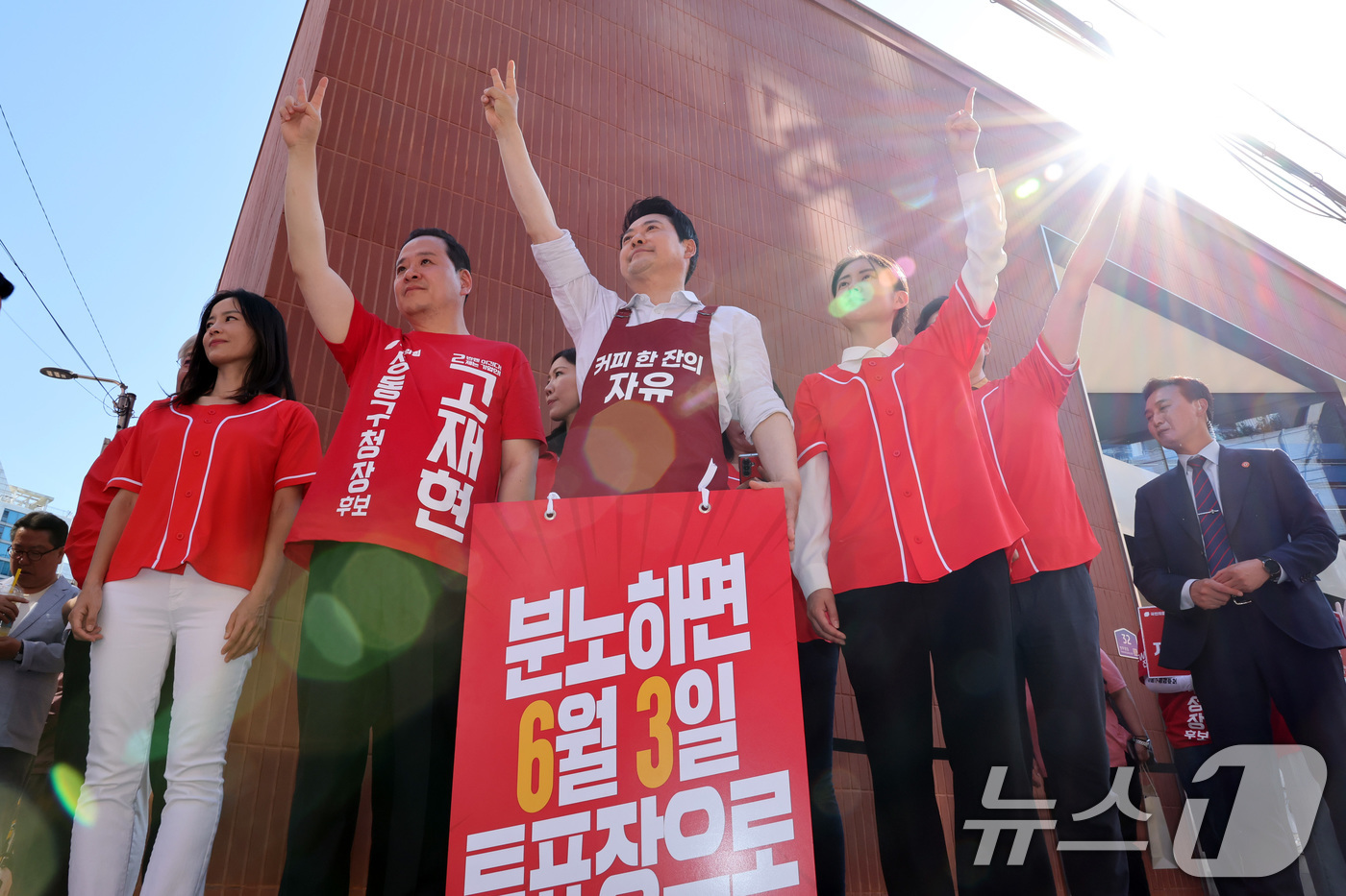 (서울=뉴스1) 신웅수 기자 = 장동혁 국민의힘 대표가 31일 서울 성동구 성수동 연무장길을 찾아 대국민 투표 참여를 호소하고 있다. 2026.5.31/뉴스1