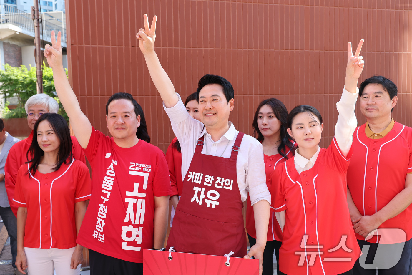 (서울=뉴스1) 신웅수 기자 = 장동혁 국민의힘 대표가 31일 서울 성동구 성수동 연무장길을 찾아 대국민 투표 참여를 호소하고 있다. 2026.5.31/뉴스1