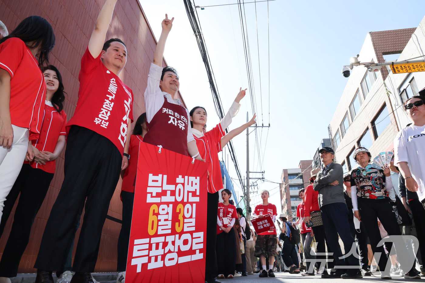 (서울=뉴스1) 신웅수 기자 = 장동혁 국민의힘 대표가 31일 서울 성동구 성수동 연무장길을 찾아 대국민 투표 참여를 호소하고 있다. 2026.5.31/뉴스1