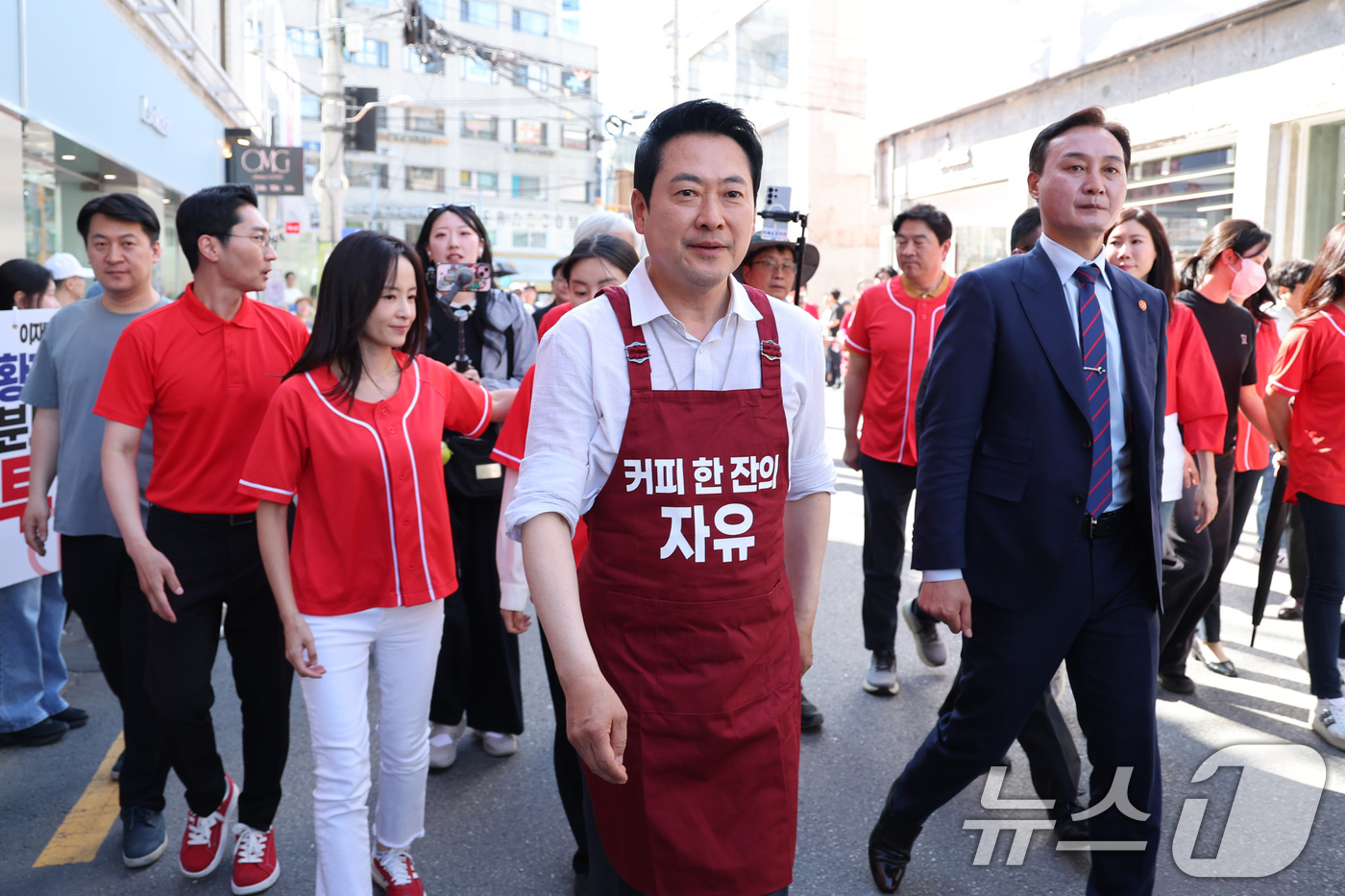(서울=뉴스1) 신웅수 기자 = 장동혁 국민의힘 대표가 31일 서울 성동구 성수동 연무장길을 찾아 대국민 투표 참여를 호소하고 있다. 2026.5.31/뉴스1
