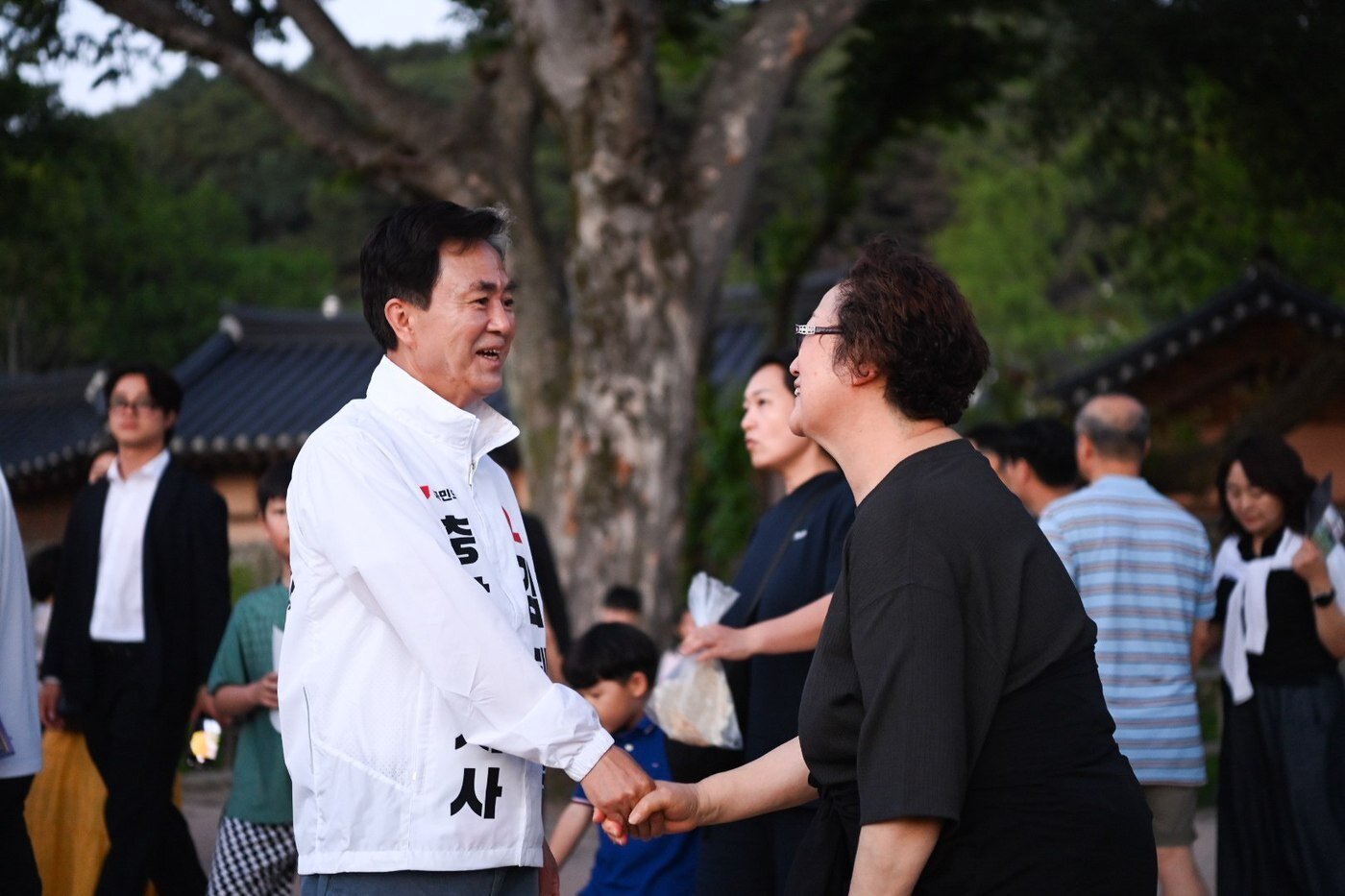 본문 이미지 - 김태흠 국민의힘 후보가 아산 시민과 인사를 나누고 있다.(캠프 제공. 재판매 및 DB금지)/뉴스1
